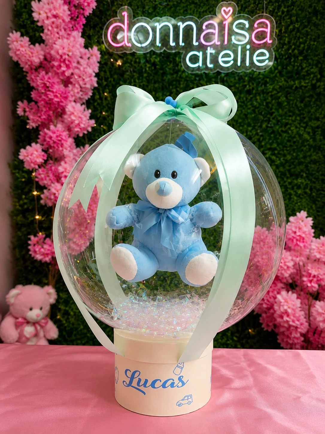 Balão bubble transparente com urso de pelúcia azul e caixa personalizada Lucas para maternidade