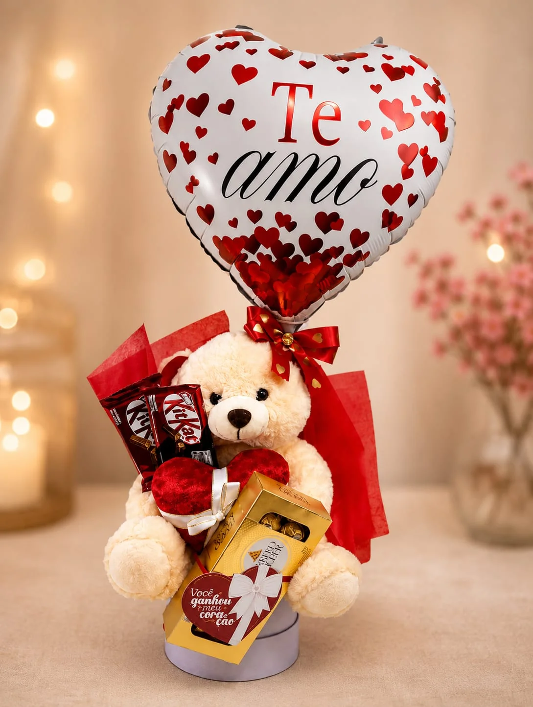 Cesta de presente com urso de pelúcia, chocolates KitKat, Ferrero Rocher e balão Te Amo